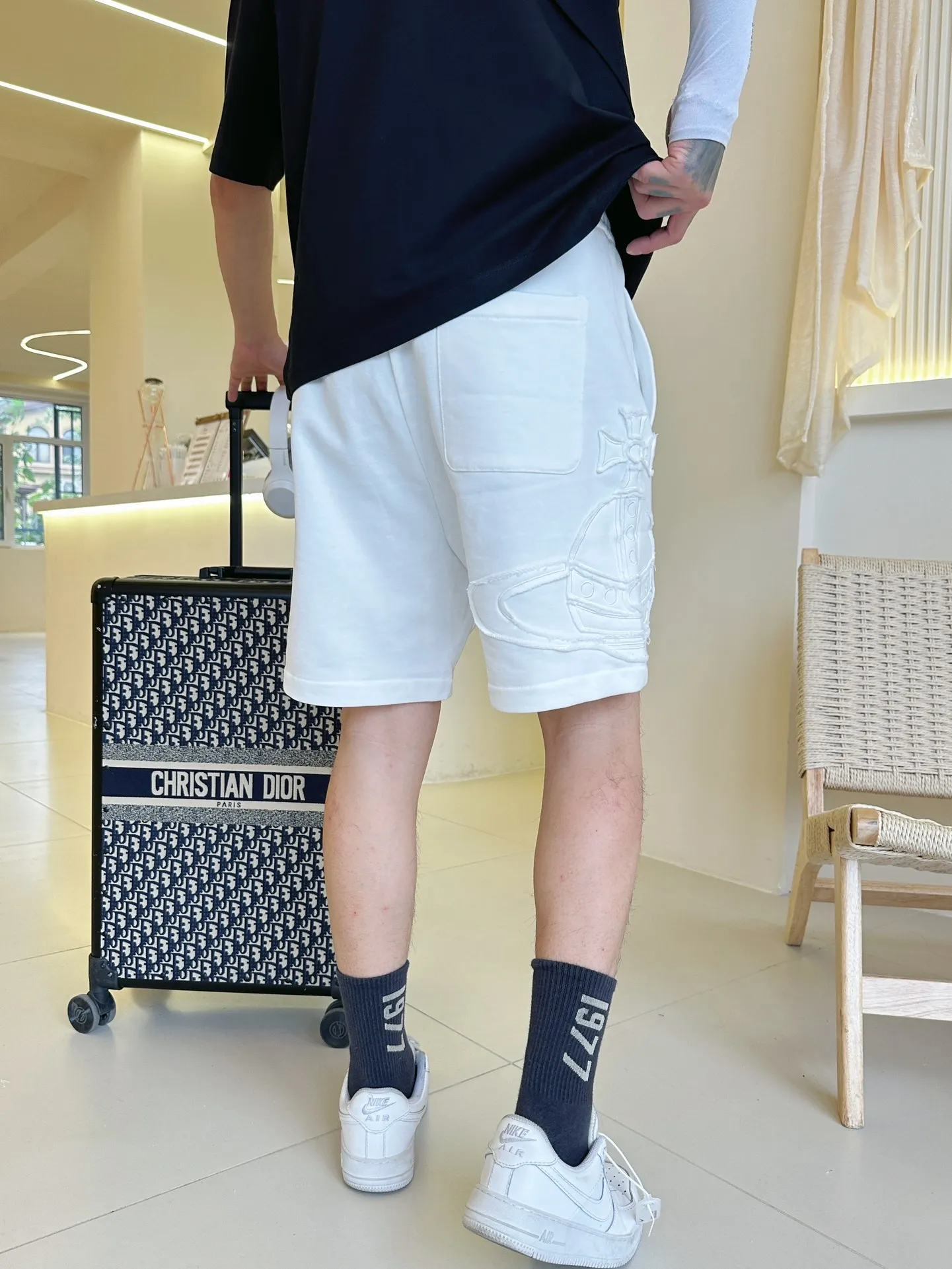 The Queen Mother's three-standard complete 2026 summer New Arrival men's casual shorts, advanced custom-made fabric Breathable fabric, Breathable elasticity and comfort, impeccable details, top-grade accessories, original logo design concept, delicate and soft feel! The upper body fit is awesome! Size: M-XXXL Please state your height and weight when ordering